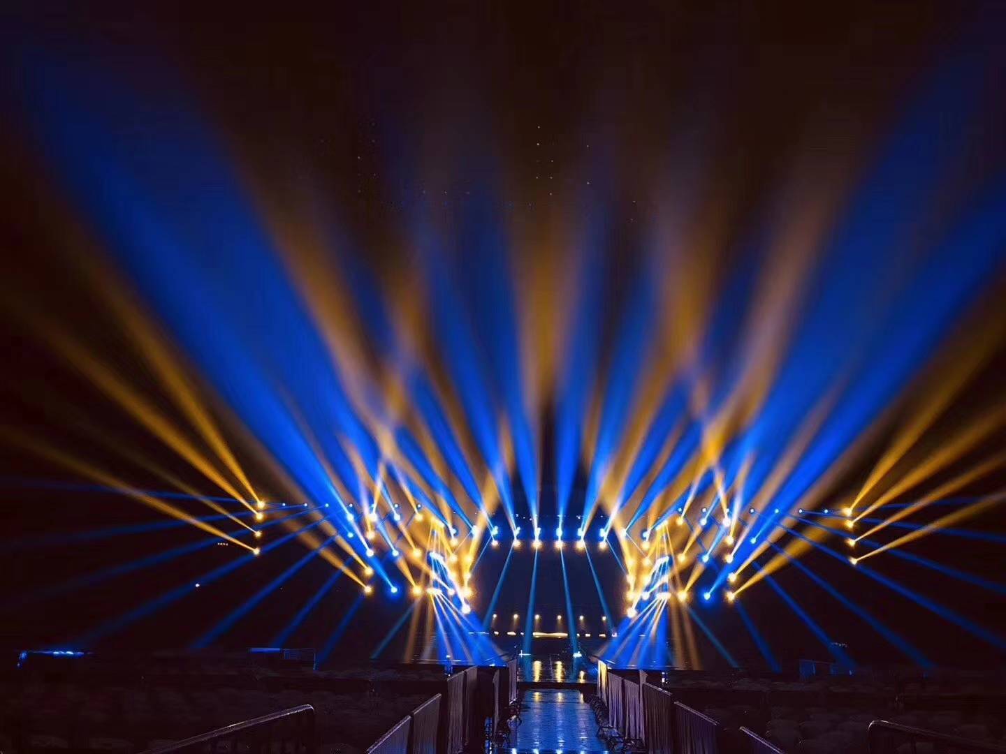 為什么光束燈在演出市場十年經久不衰